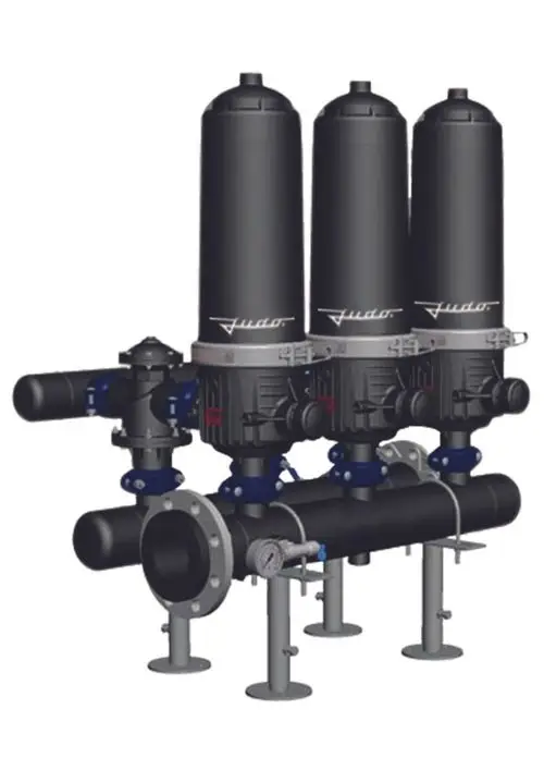 Drei schwarze Judo-Filter mit einem Rohrsystem, Druckmesser und Anbauteilen, montiert zur Wasserfiltration, in einem neutralen Hintergrund.